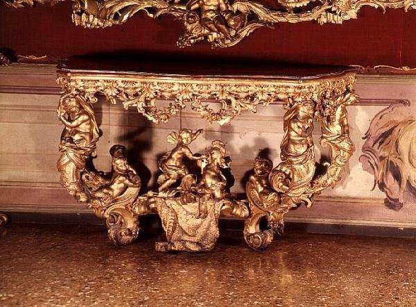 Stůl s vyřezávanými andělíčky, rokoko, cca 1730 (pozlaceno) od Italian School
