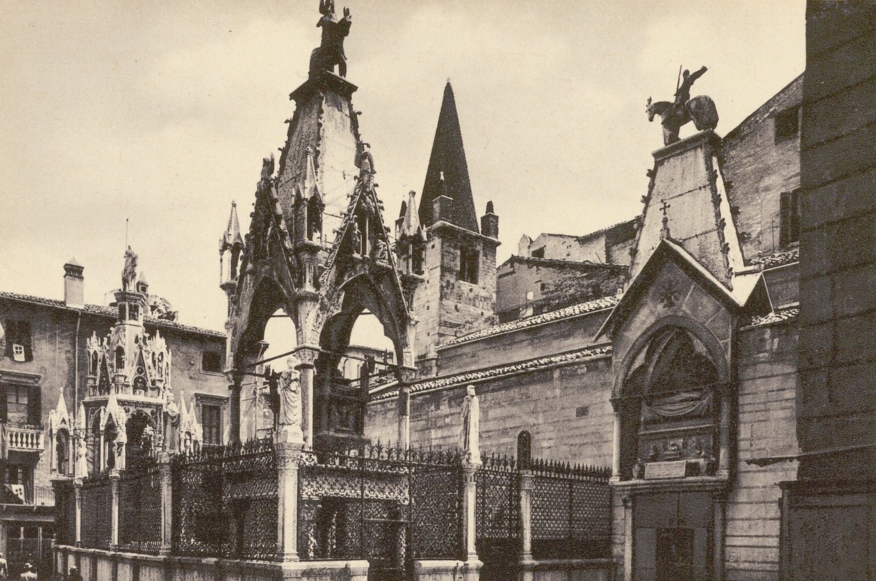 Verona: hrobka Scaligeriů (čb fotografie) od Italian Photographer