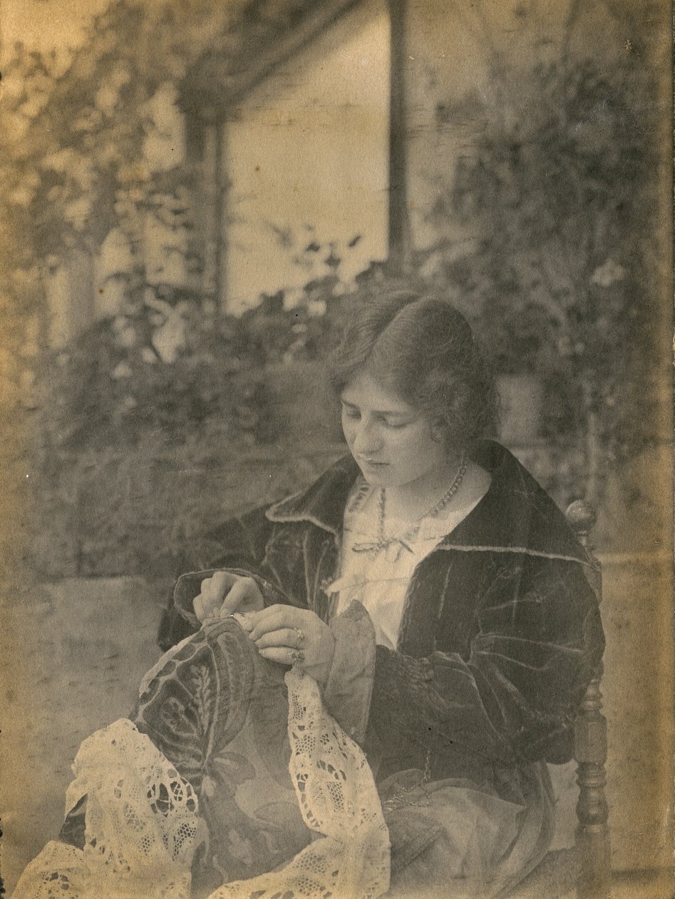 Žena šije krajkové šaty, Itálie, cca 1910 od Italian Photographer