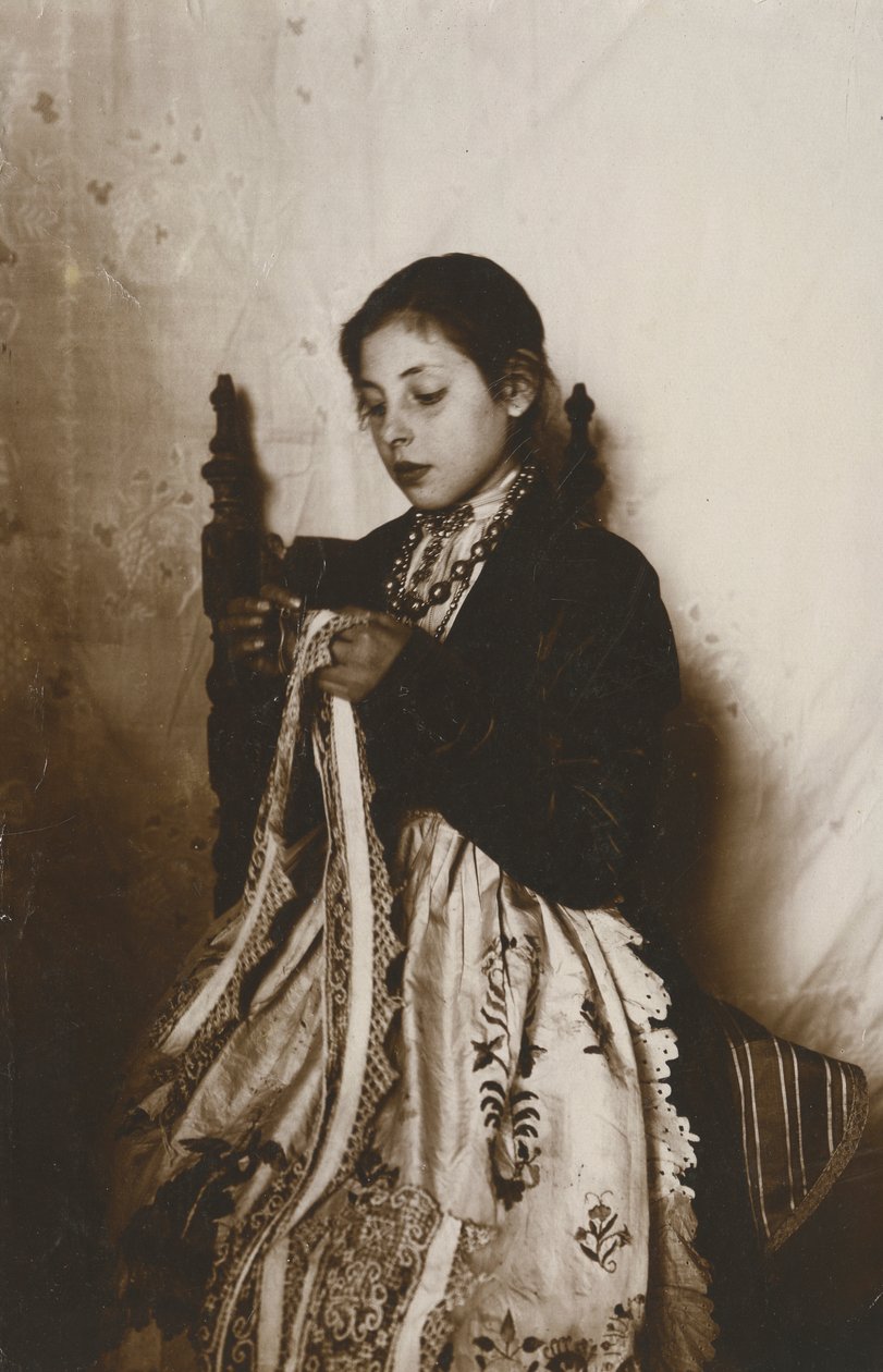 Mladá žena šije, Toskánsko, Itálie, cca 1910 od Italian Photographer