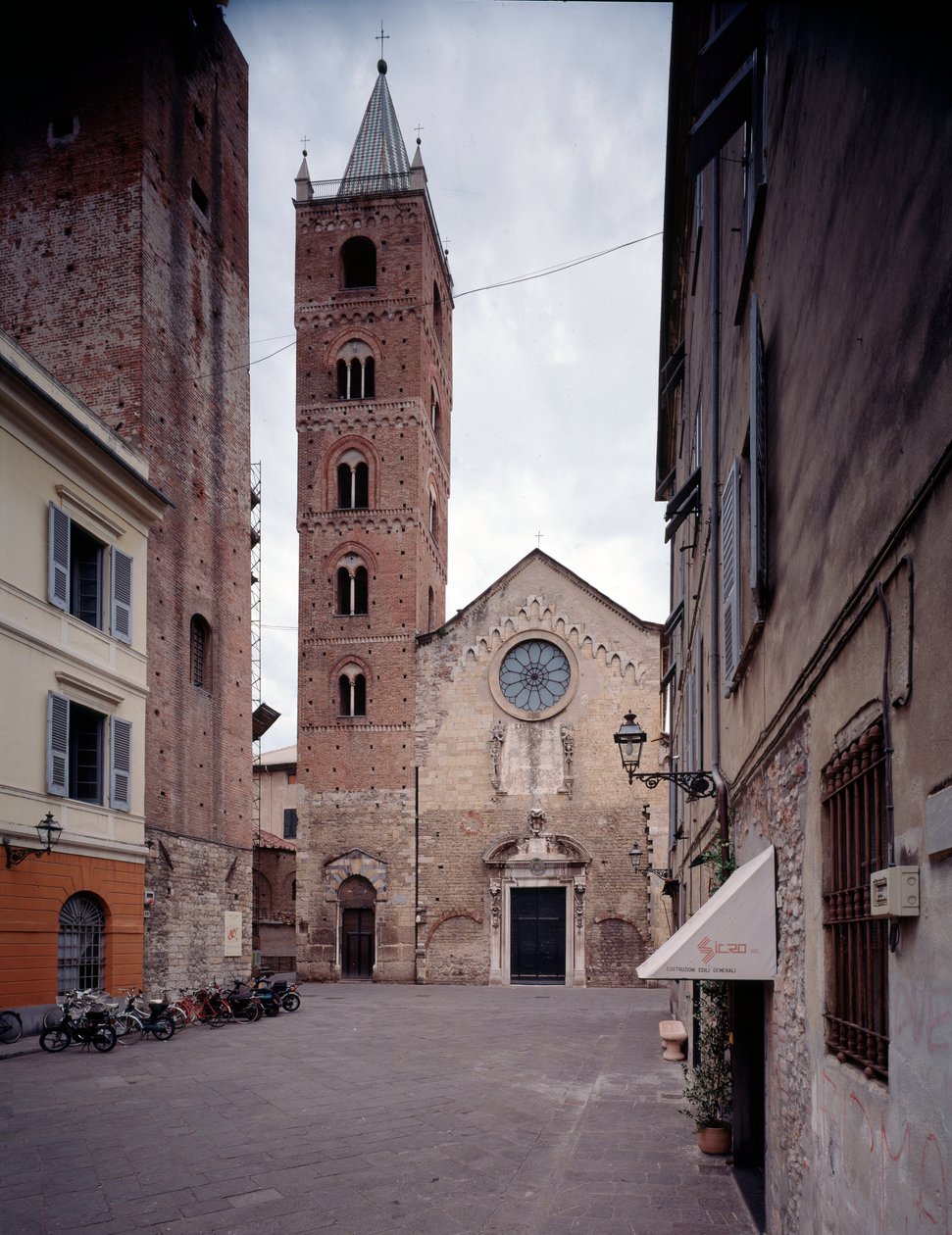 Pohled na fasádu a zvonici od Italian School
