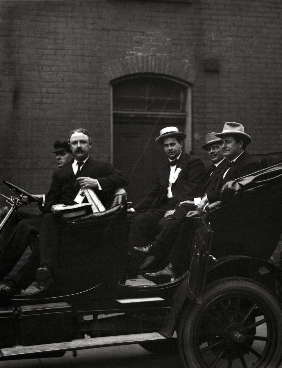 Edward F. Goltra, neidentifikovaný delegát Rolla Wells a William Jennings Bryan přijíždějící na zasedání Demokratického národního shromáždění 1916, St. Louis, 11. – 14. Června 1916 od J.C. Strauss