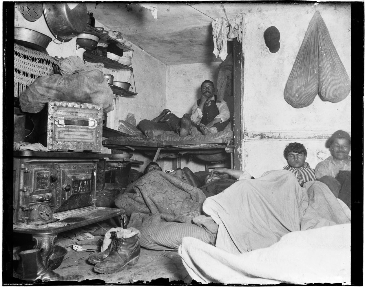 Podnájemníci v přeplněném činžáku na Bayard Street – pět centů za místo. od Jacob August Riis