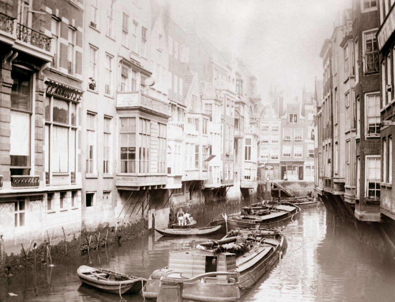 Lodě na kanálu, Amsterdam, 1898. od James Batkin