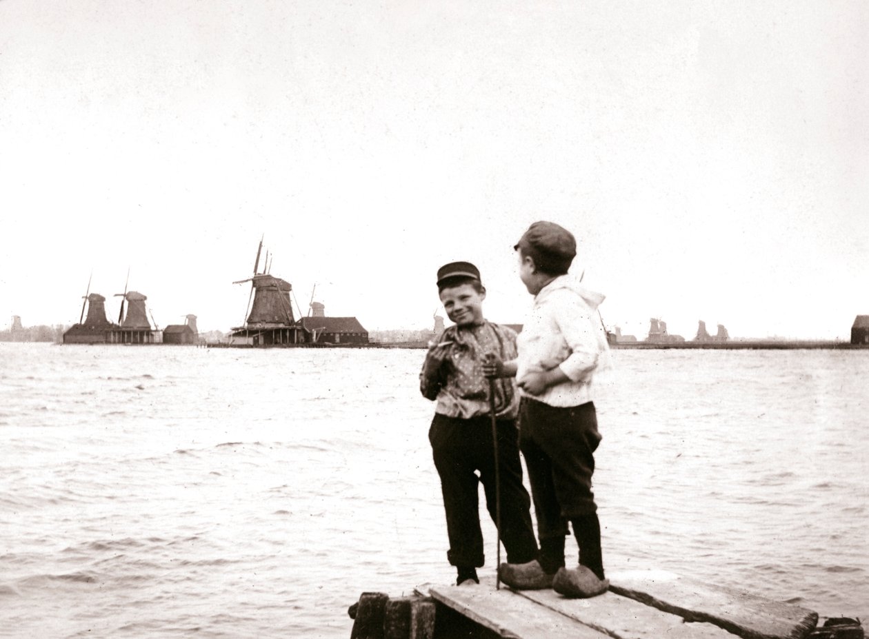 Chlapci u kanálu, Laandam, Nizozemsko, 1898. od James Batkin