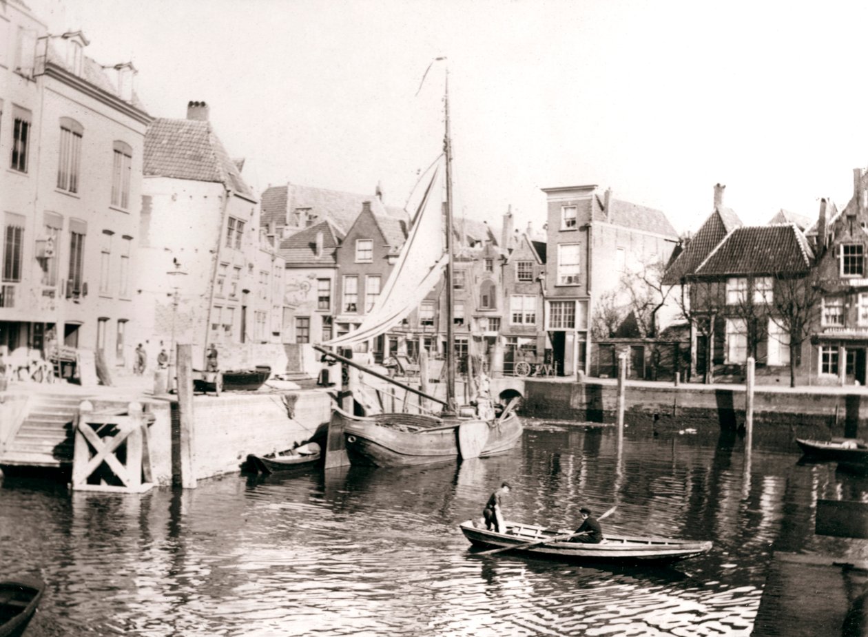 Canal yard, Dordrecht, Nizozemsko, 1898. od James Batkin