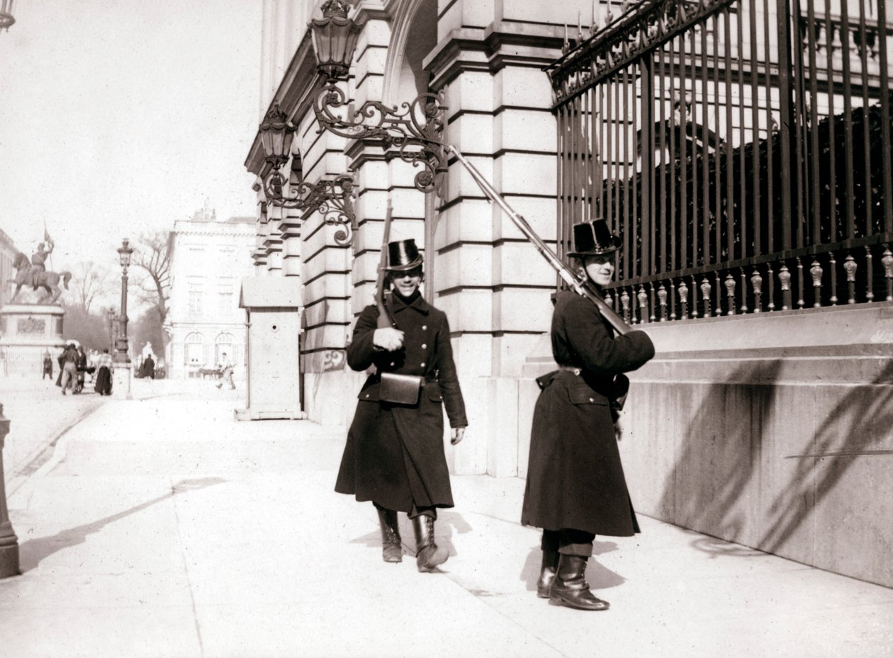 Hlídání stráží, Brusel, 1898. od James Batkin