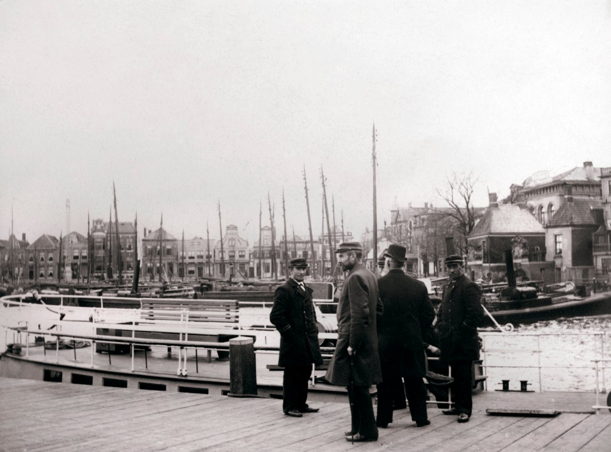 Muži na lodi na kanálu, Rotterdam, 1898. od James Batkin