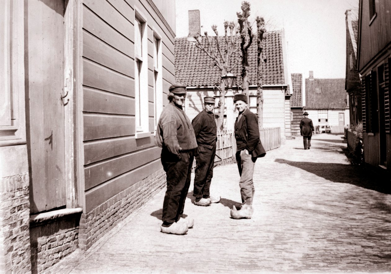 Muži v tradičním kroji, Broek, Nizozemsko, 1898. od James Batkin