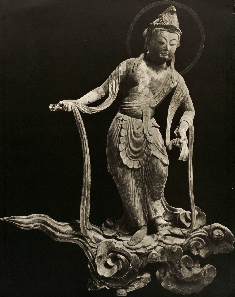 Bosatsu hrající na hudební nástroj, z 11. století, pozdní období Heian, Bjódo-in, Kjóto, 1950 od Japanese Photographer
