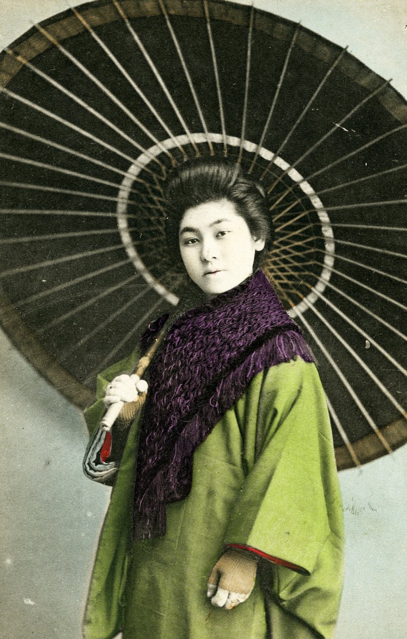 Japonka se slunečníkem, cca 1910 (foto alba) od Japanese Photographer