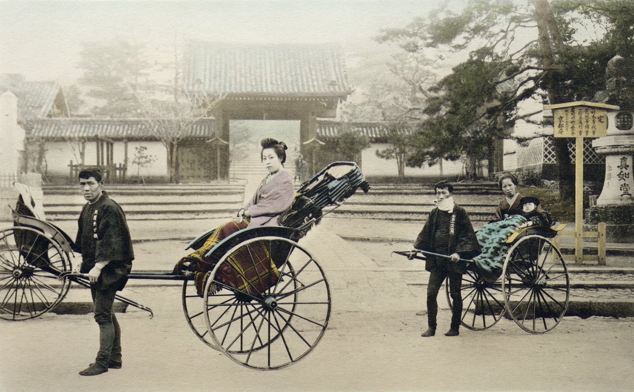 „Jinrikisha“ před chrámem, kolem roku 1880 (ručně kolorovaný tisk na kartonu) od Japanese Photographer