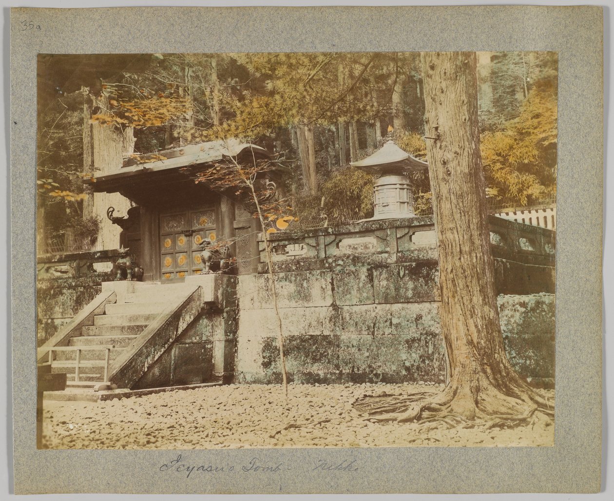 Iejasuova hrobka, Nikko, Japonsko (ručně kolorovaná černobílá fotografie) od Japanese Photographer