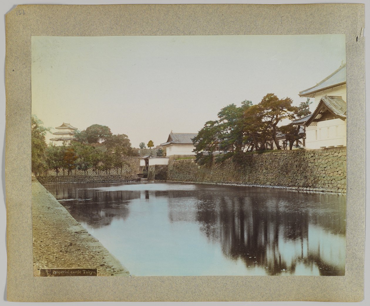 Císařský hrad, Tokio, Japonsko (ručně kolorovaná černobílá fotografie) od Japanese Photographer