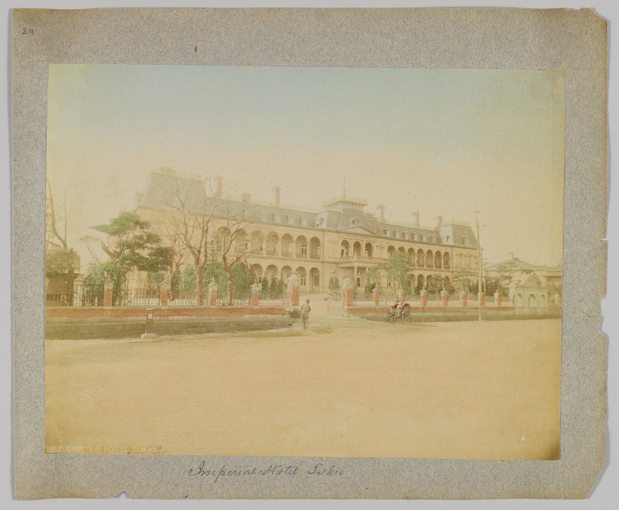 Imperial Hotel, Tokio, Japonsko (ručně kolorovaná černobílá fotografie) od Japanese Photographer