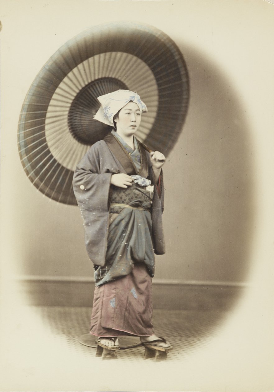 Japonka s deštníkem (ručně kolorovaná černobílá fotografie) od Japanese Photographer