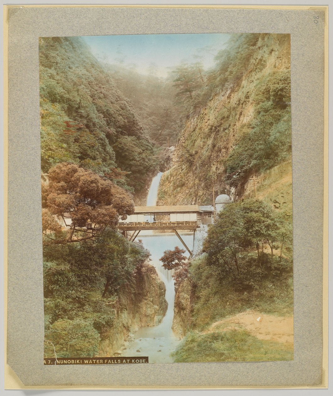Vodopády Nunobiki, Kobe, Japonsko (ručně kolorovaná černobílá fotografie) od Japanese Photographer