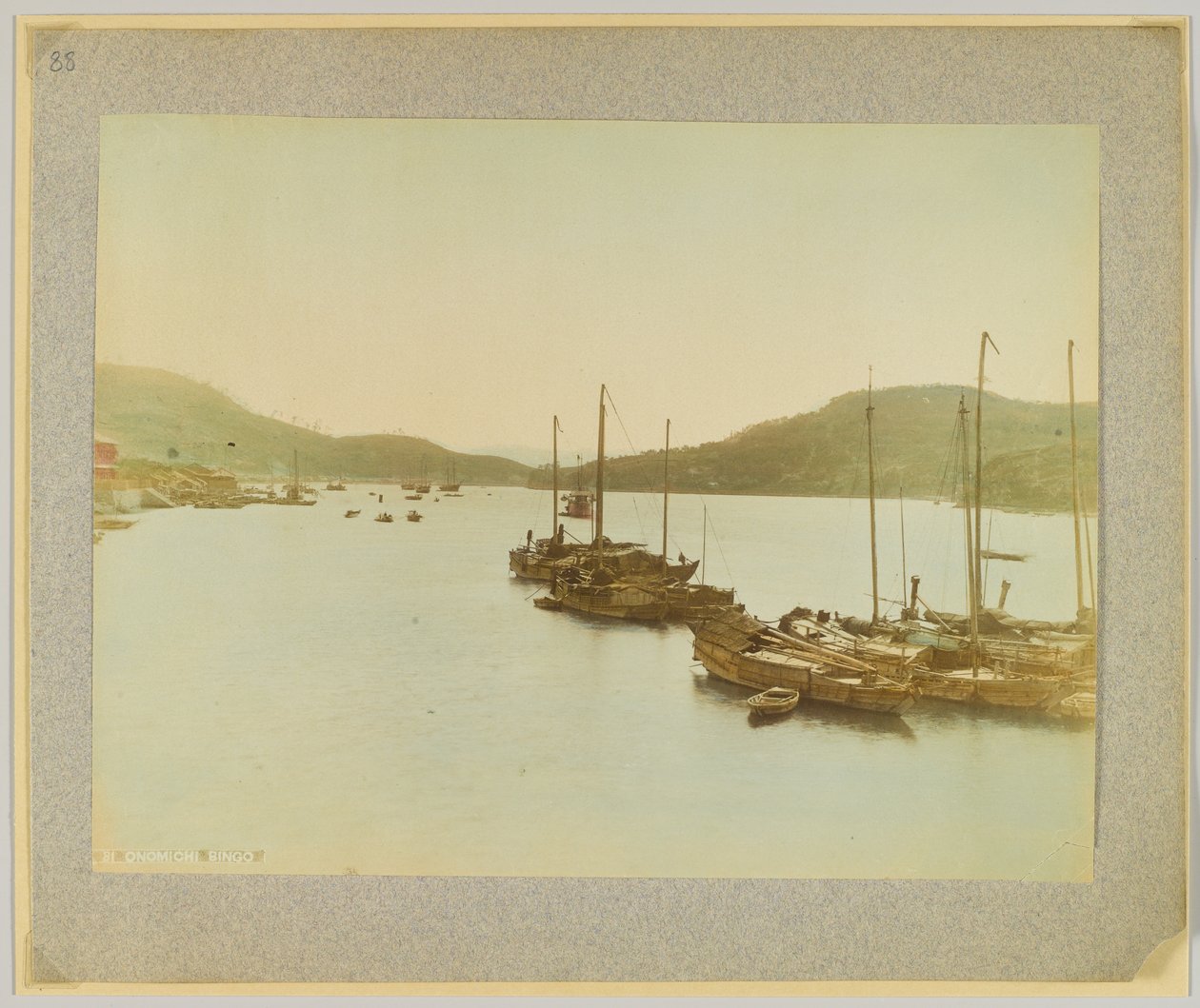 Onomichi, Bingo, Japonsko (ručně kolorovaná černobílá fotografie) od Japanese Photographer