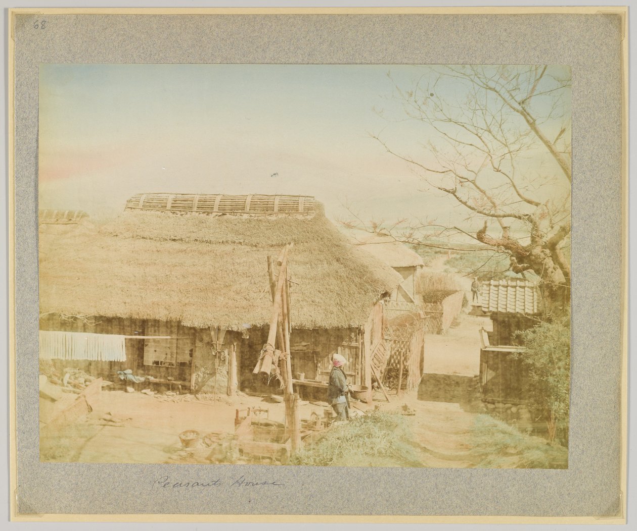 Rolnický dům, Japonsko (ručně kolorovaná černobílá fotografie) od Japanese Photographer