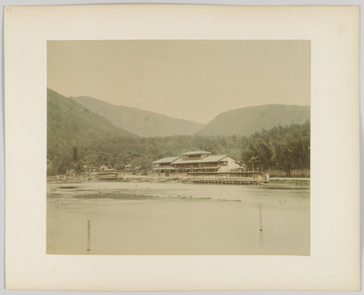 Říční krajina, Japonsko (ručně kolorovaná černobílá fotografie) od Japanese Photographer