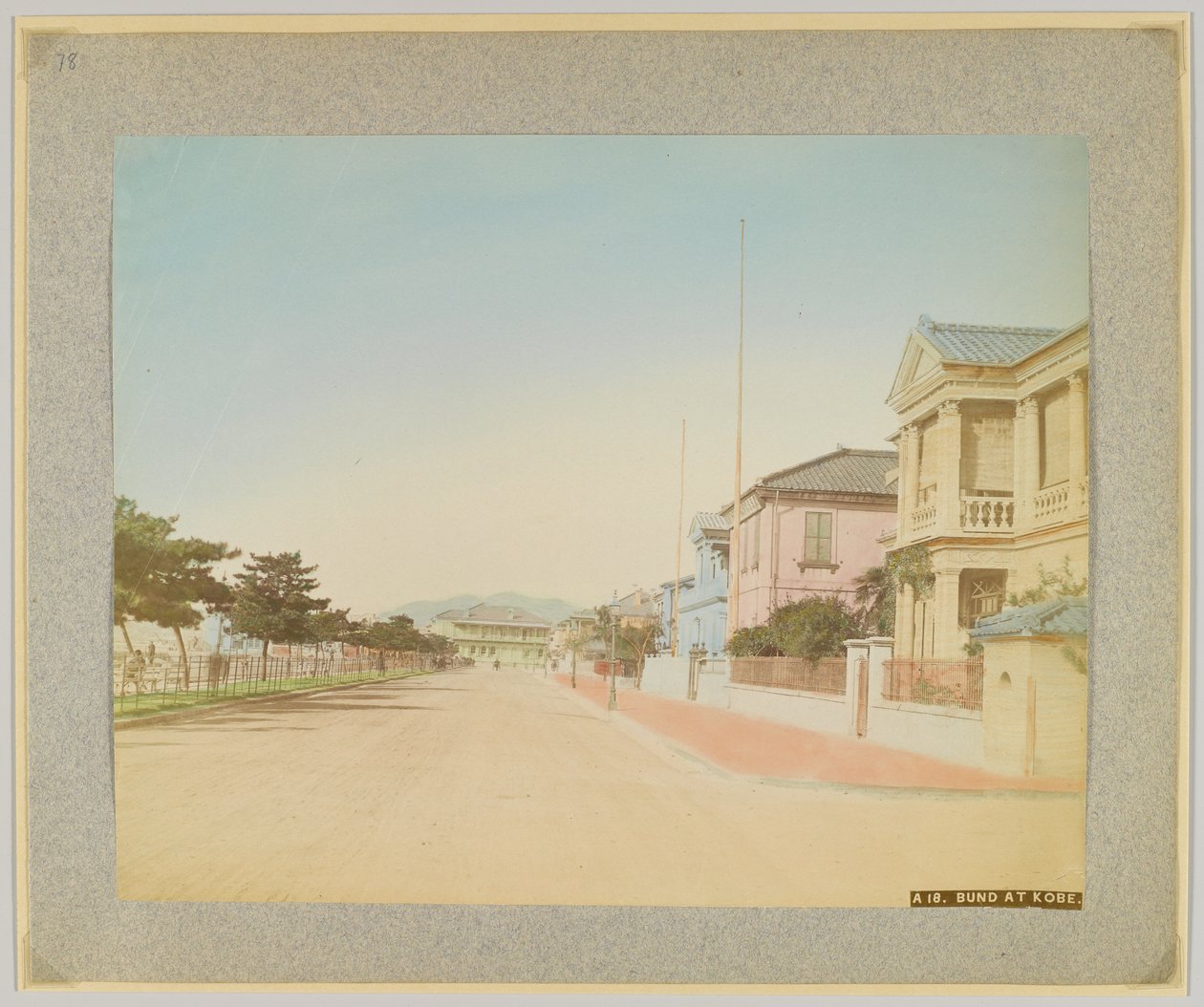 The Bund, Kobe, Japonsko (ručně kolorovaná černobílá fotografie) od Japanese Photographer