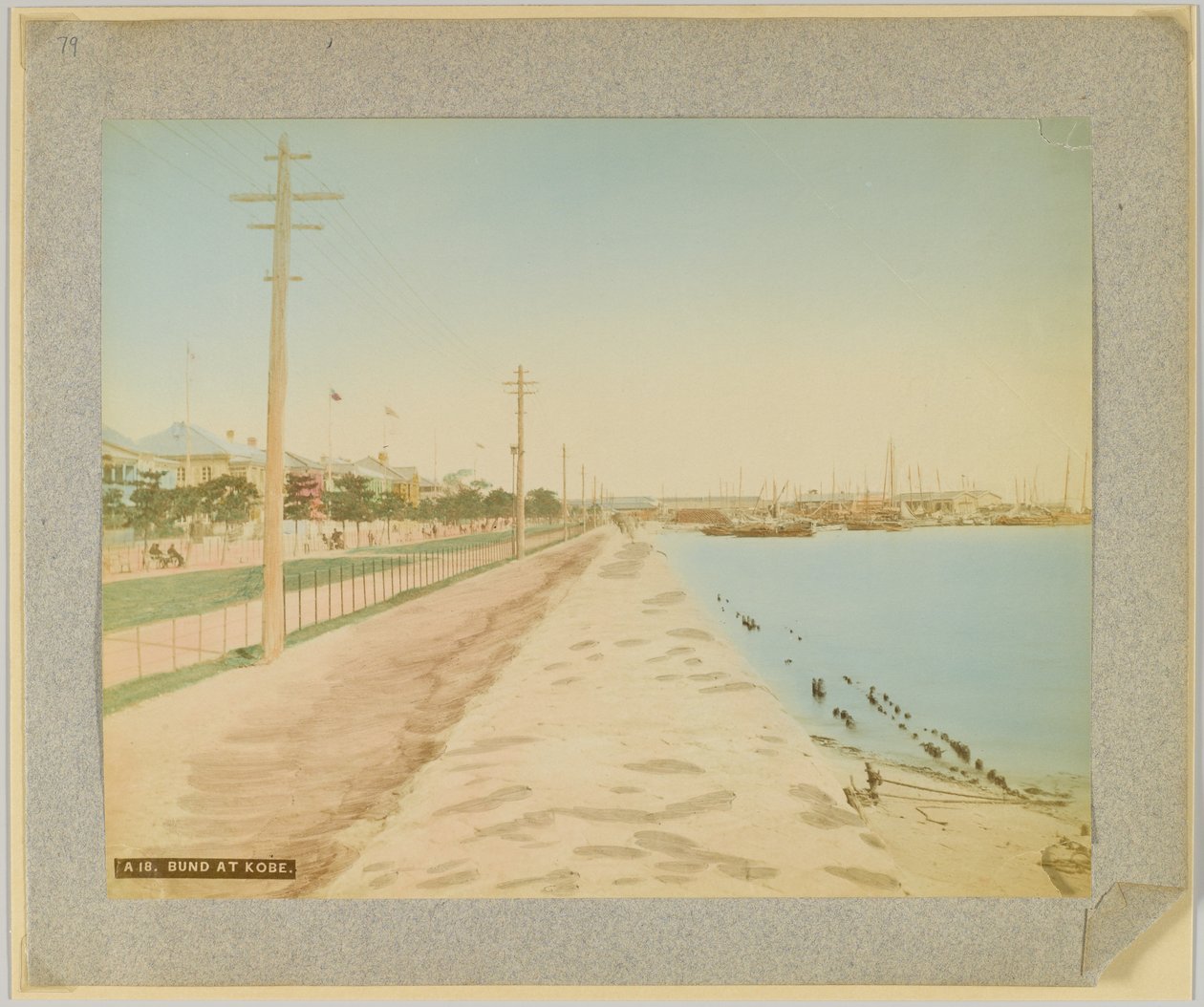 The Bund, Kobe, Japonsko (ručně kolorovaná černobílá fotografie) od Japanese Photographer