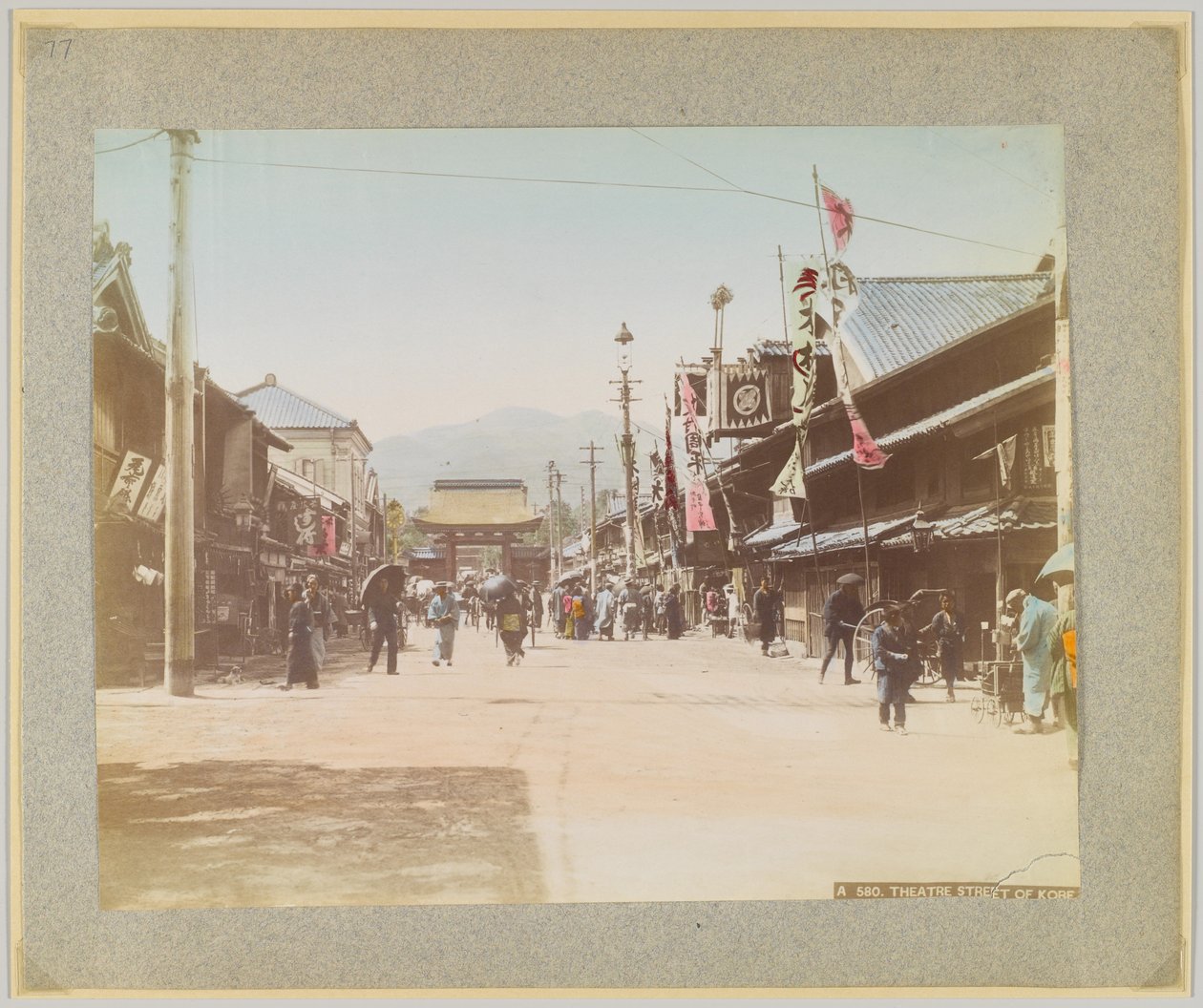 Theatre Street, Kobe, Japonsko (ručně kolorovaná černobílá fotografie) od Japanese Photographer
