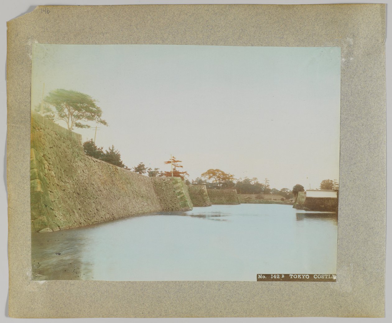 Tokijský hrad, Japonsko (ručně kolorovaná černobílá fotografie) od Japanese Photographer