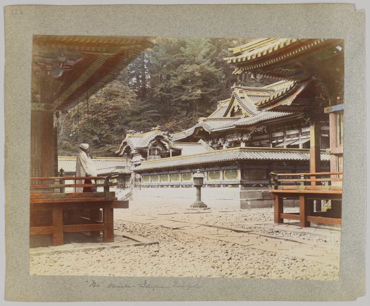Tōshō-gū, Nikko, Japonsko (ručně kolorovaná černobílá fotografie) od Japanese Photographer