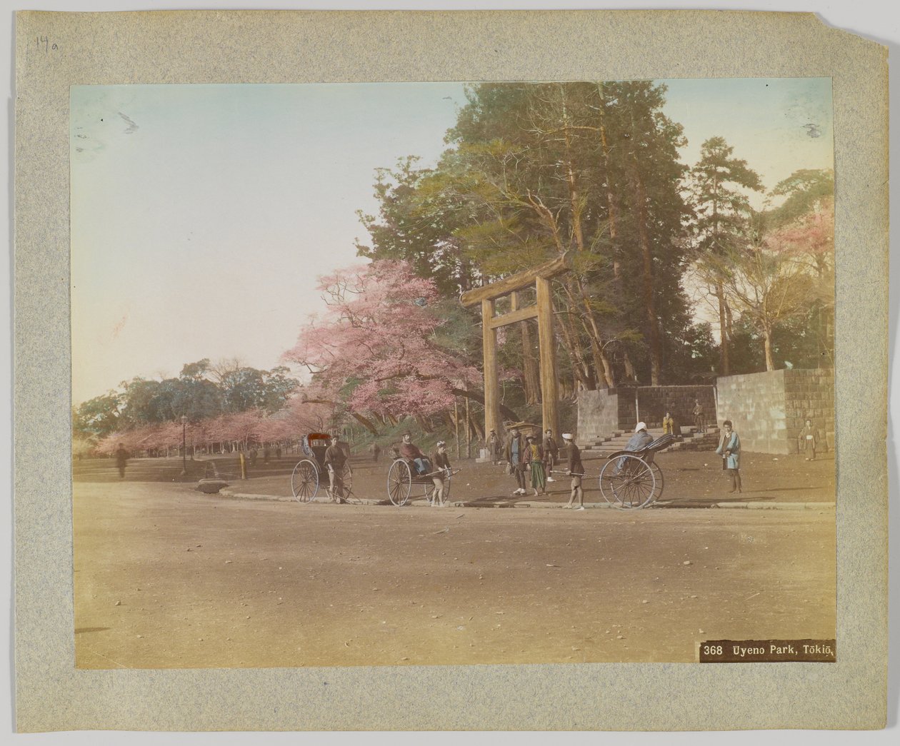 Uyeno Park, Tokio, Japonsko (ručně kolorovaná černobílá fotografie) od Japanese Photographer