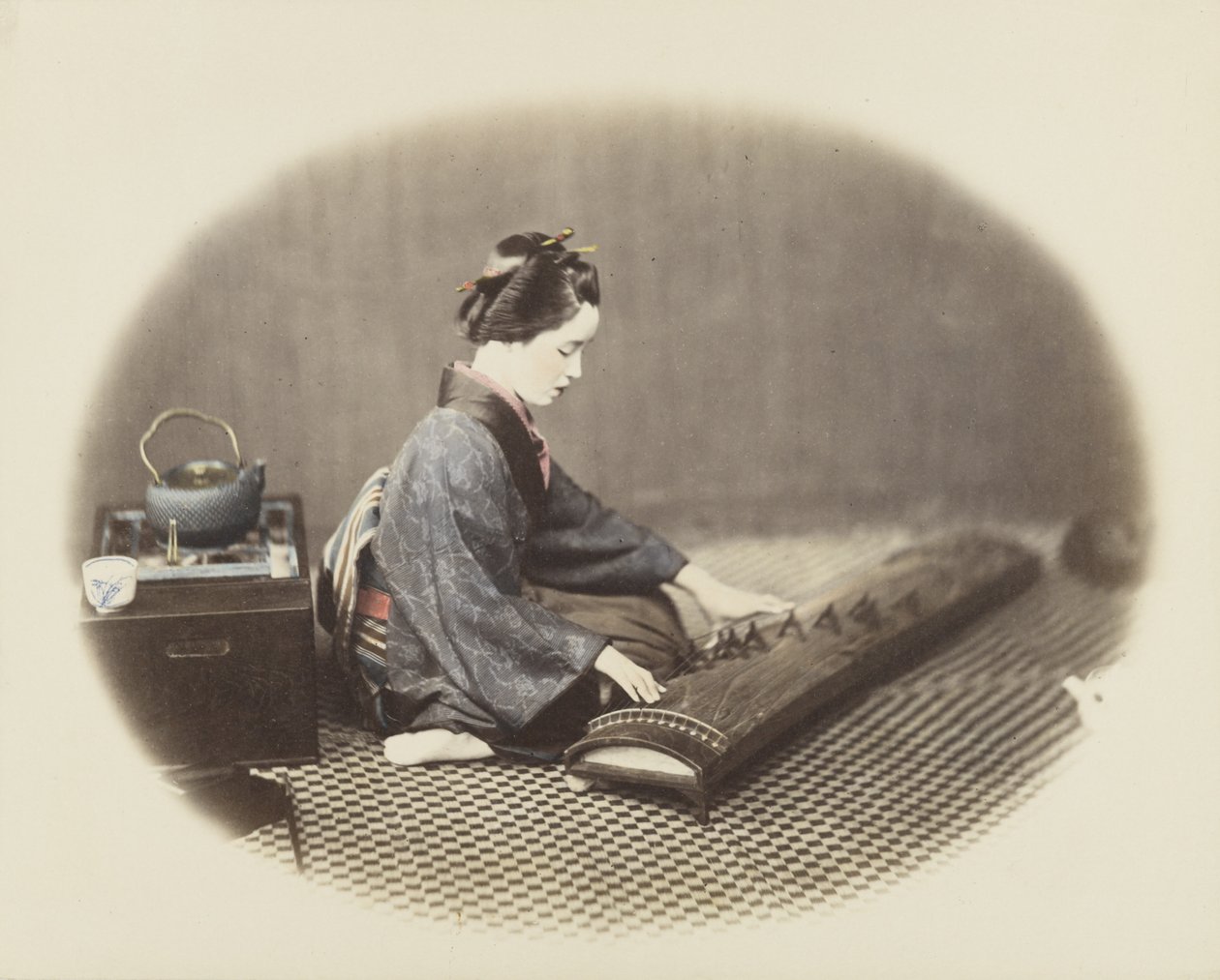 Žena hrající na koto (ručně kolorovaná černobílá fotografie) od Japanese Photographer