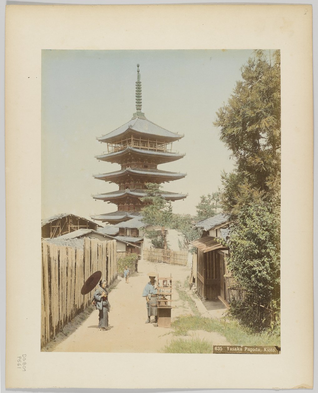Yasaka Pagoda, Kyoto, Japonsko (ručně kolorovaná černobílá fotografie) od Japanese Photographer