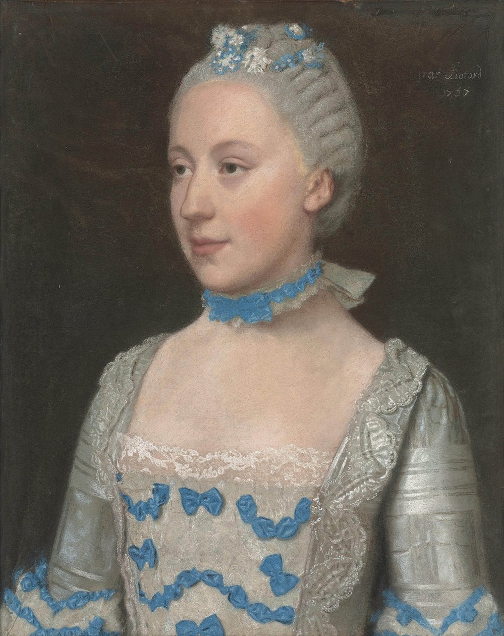 Poloviční portrét Madame Saint-Pol ve světle modrých šatech zdobených modrobílými hedvábnými mašlemi v krajce od Jean Étienne Liotard