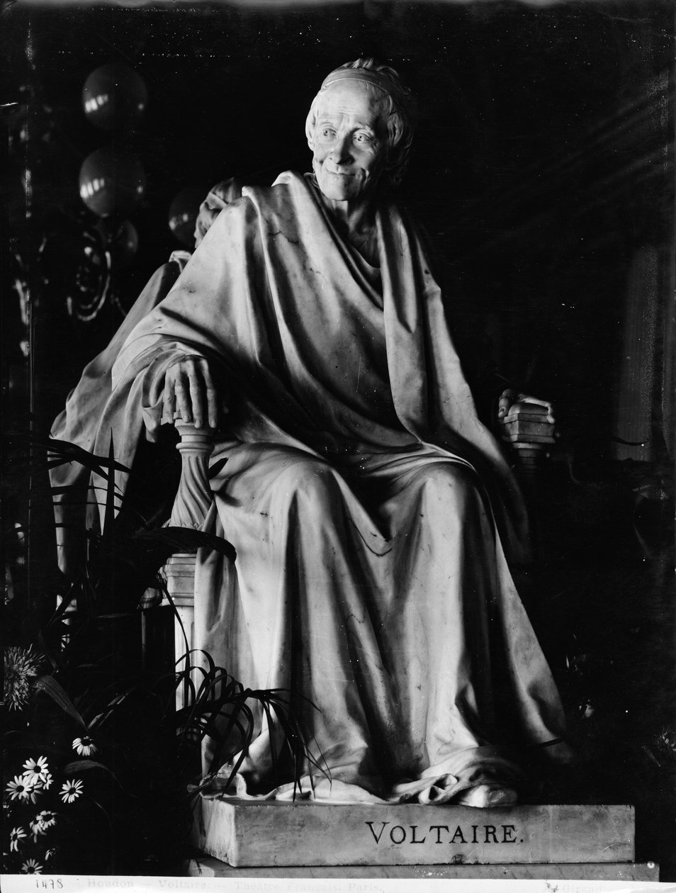 Sedící socha Voltaira (1694-1778) (mramor) od Jean Antoine Houdon