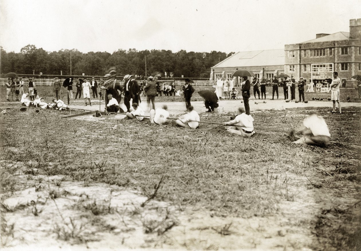Horizontální fotografie dvou týmů soutěžících o přetahování lanem od Jessie Tarbox Beals