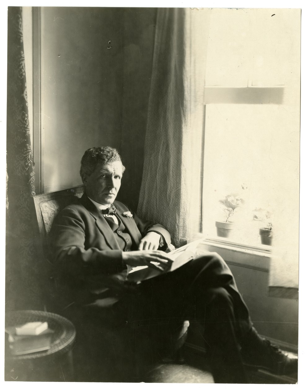 Llewelyn Powys, kolem 1905-40 (želatinová stříbrná fotografie) od Jessie Tarbox Beals