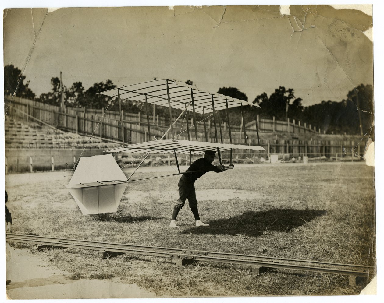 William Avery v "Klouzacím stroji" od Jessie Tarbox Beals