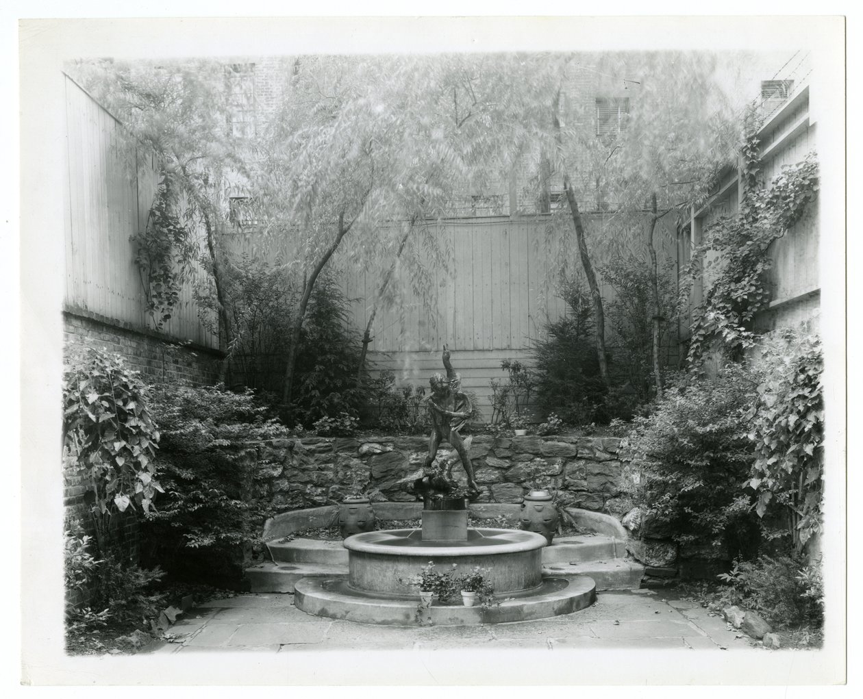 zahradní fontána, cca 1905-40 (želatinová stříbrná fotografie) od Jessie Tarbox Beals