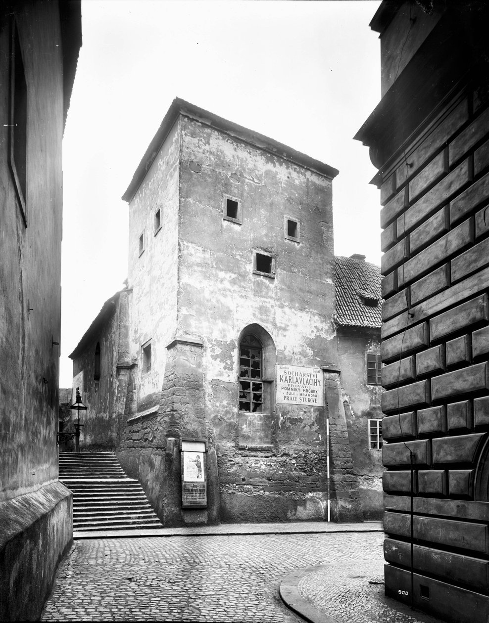 Románská kaple sv. Lazara mezi Lazarskou ulicí a Karlovým náměstí byla zbořena i s přilehlým špitálem v r. 1901 od Jindřich Eckert