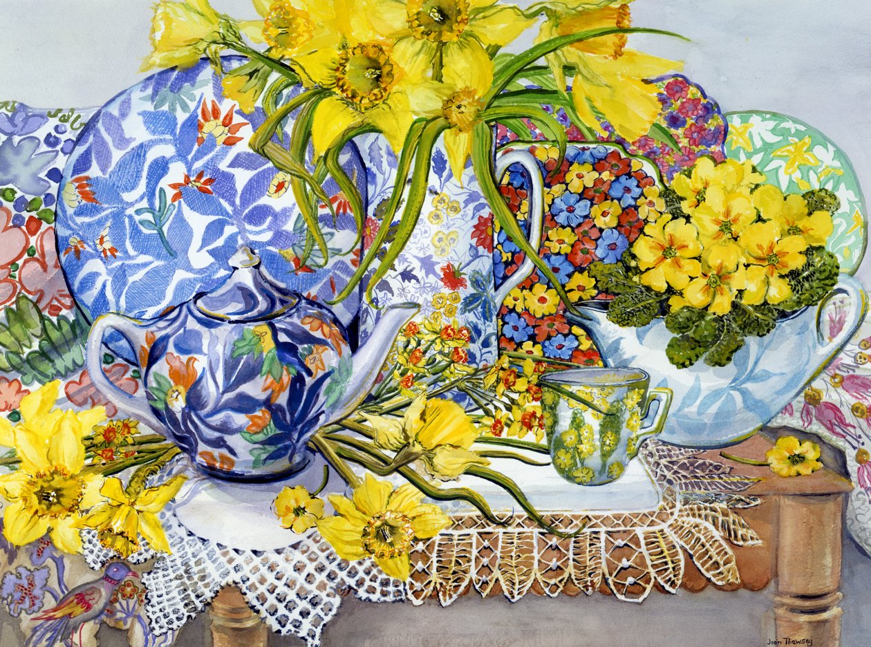 Narcisy, starožitné džbány, talíře, textil a krajky, 2012 od Joan Thewsey