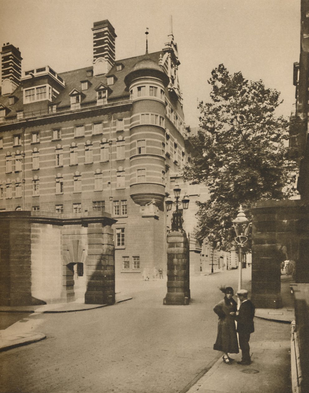 Vchod do Scotland Yardu z Derby Street, c1935. od Joel