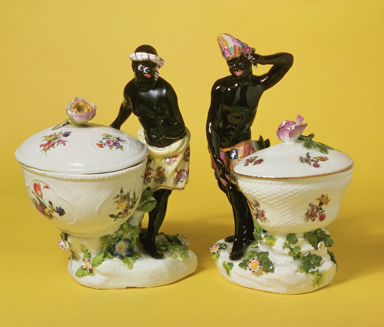 Dva míšeňští blackamoors stojící u košíčků a obalů na sladkosti, 1741 (porcelán) od Johann Friedrich Eberlein