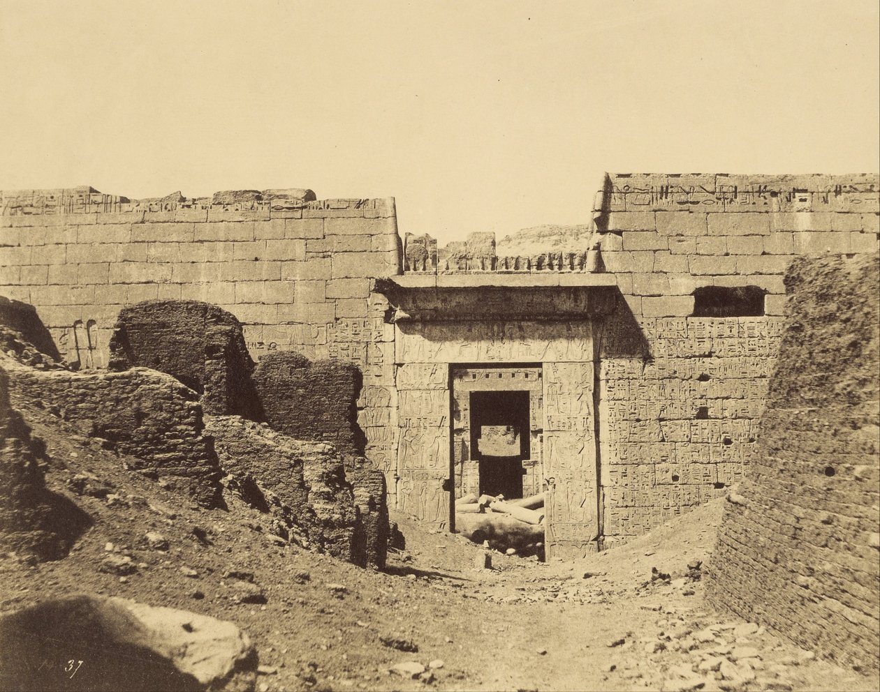 (Medinet-Habu, palác Ramses Méïamoun, vchod do druhého dvora) od John Beasly Greene