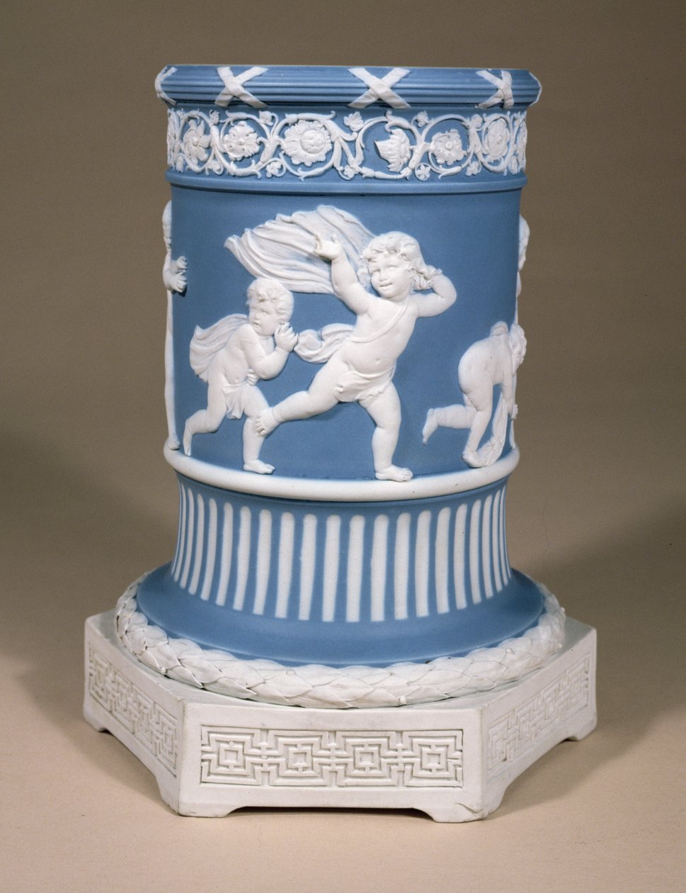 Váza Wedgwood, cca 1780 (jasperware) od John Flaxman