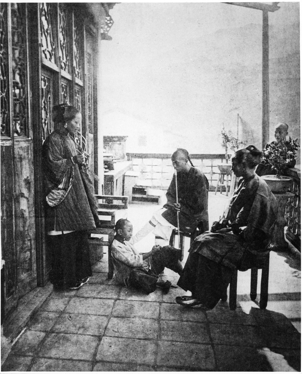 Po večeři setkání na verandě čínského domu, cca 1867-72 od John Thomson