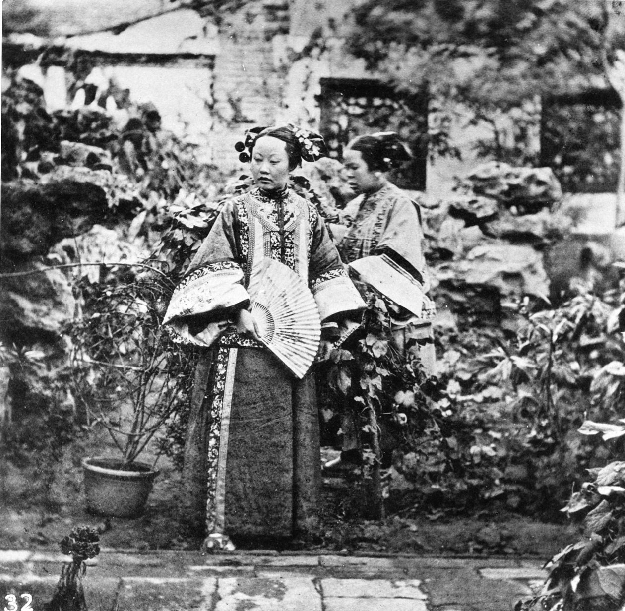Manchu Ladies, asi 1867-72 od John Thomson
