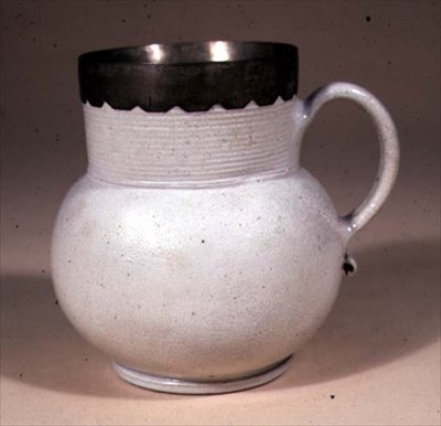 Hrnek, cca 1680 (kamenina glazovaná solí) od John Dwight