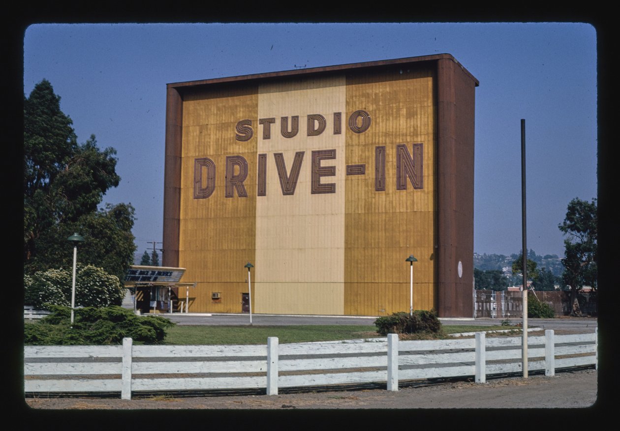 Studio Drive-In, Culver City, Kalifornie, USA od John Margolies