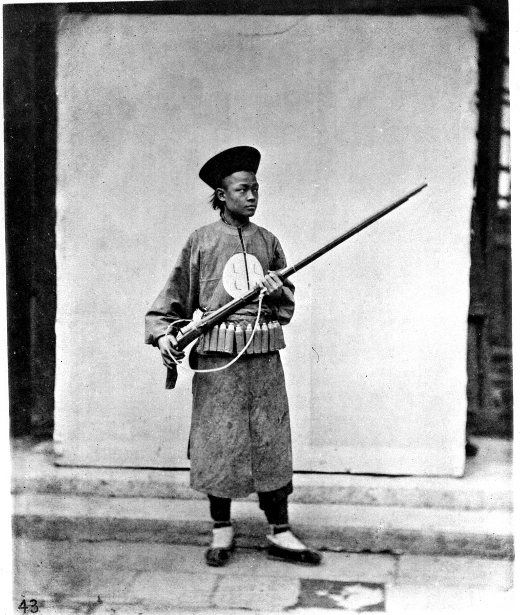 Čína, voják, asi 1870 (foto) od John Thomson