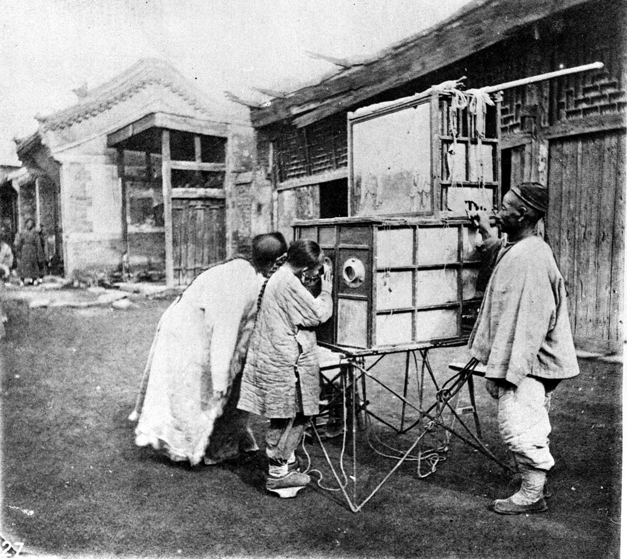 Čína, peep-show, kolem roku 1870 (foto) od John Thomson